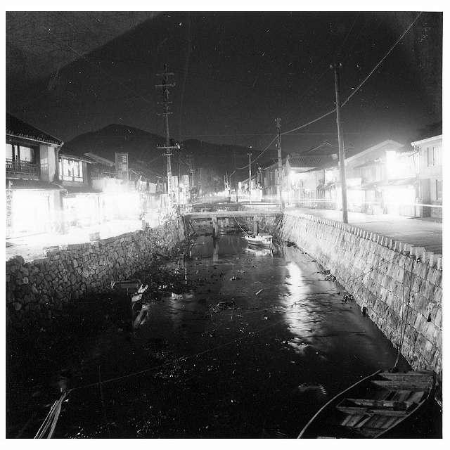 写真 No.023「夜の川端通り・厳原本川」