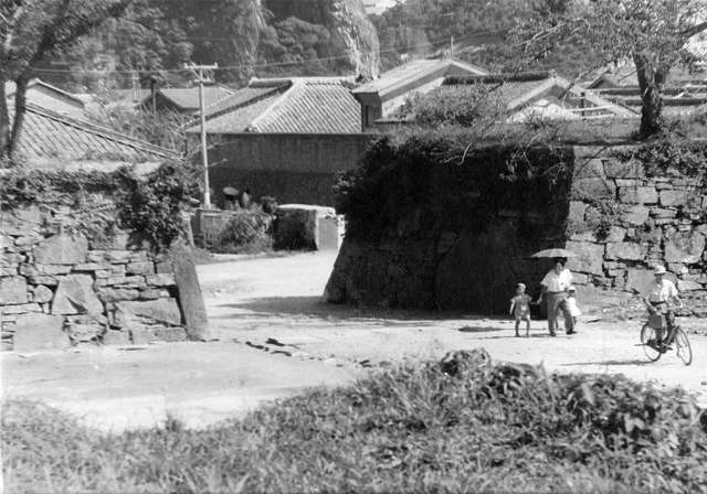 写真 No.123「金石城石垣・旧厳原中学校の門」